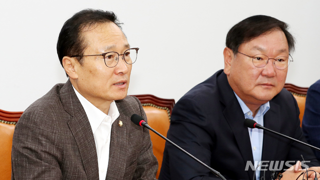 【서울=뉴시스】이종철 기자 = 7일 오전 서울 여의도 국회에서 열린 더불어민주당 원내대책회의에서 홍영표 원내대표가 모두발언을 하고 있다. 2018.08.07. jc4321@newsis.com