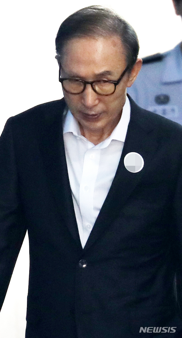【서울=뉴시스】박주성 기자 = 이명박 전 대통령이 7일 오전 서울 서초구 서울중앙지방법원으로 퇴원 후 처음으로 공판에 출석하고 있다. 2018.08.07. park7691@newsis.com