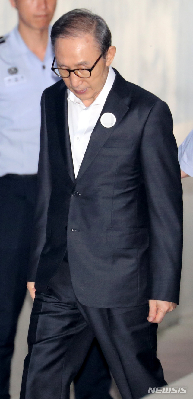 【서울=뉴시스】박주성 기자 = 이명박 전 대통령이 지난 7일 오전 서울 서초구 서울중앙지법으로 출석하고 있다. 2018.08.07. park7691@newsis.com