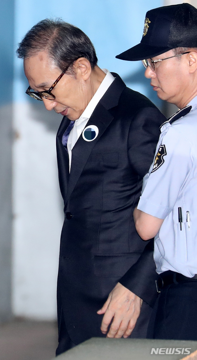 【서울=뉴시스】박주성 기자 = 이명박 전 대통령이 지난 7일 오전 공판을 위해 서울 서초구 서울중앙지법에 출석하고 있다. 2018.08.07. park7691@newsis.com