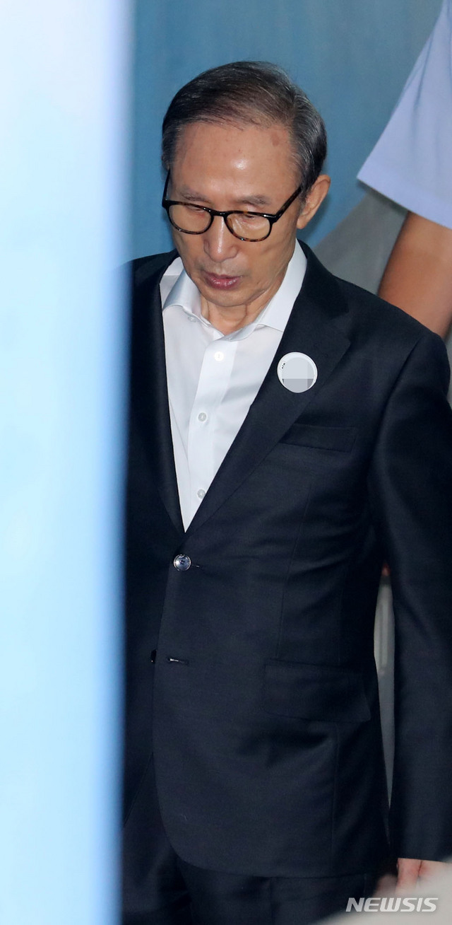 【서울=뉴시스】박주성 기자 = 이명박 전 대통령이 지난 7일 오전 서울 서초구 서울중앙지법으로 출석하고 있다. 2018.08.07. park7691@newsis.com 