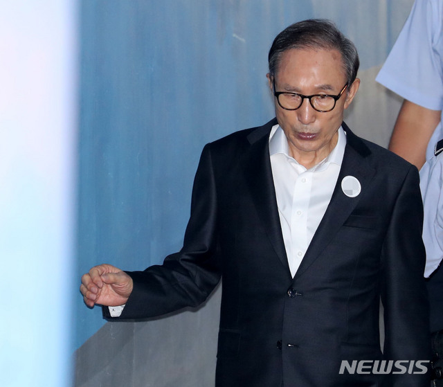 【서울=뉴시스】박주성 기자 = 이명박 전 대통령이 7일 오전 서울 서초구 서울중앙지방법원으로 퇴원 후 처음으로 공판에 출석하고 있다. 2018.08.07.&nbsp; park7691@newsis.com