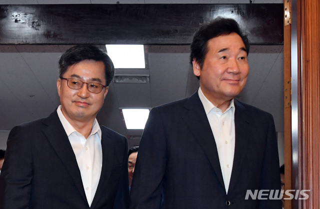 【서울=뉴시스】전진환 기자 = 이낙연 국무총리가 7일 오전 서울 종로구 정부서울청사 국무회의실에서 열리는 국무회의실로 김동연 부총리 겸 기획재정부장관과 들어오고 있다. 2018.08.07. photo@newsis.com