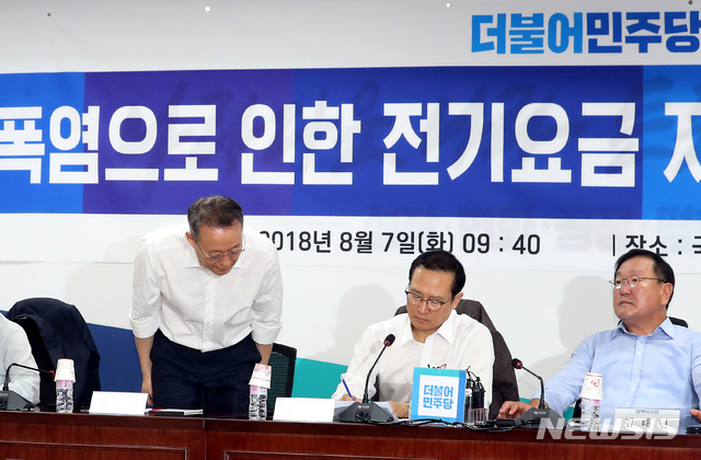 【서울=뉴시스】이종철 기자&nbsp; = 7일 오전 서울 여의도 국회 의원회관에서 열린 폭염에 따른 '전기요금 지원대책' 당정협의에서 백운규 산업통상자원부 장관이 심각한 표정으로 인사를 하고 있다. 2018.08.07.jc4321@newsis.com