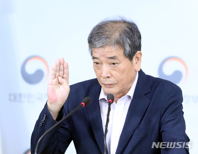 【서울=뉴시스】전진환 기자 = 김진경 국가교육회의 대입제도개편 특별위원회 위원장이 7일 오전 서울 종로구 정부서울청사 브리핑룸에서 대학입시제도 개편 권고안을 발표하고 있다. 국가교육회의는 대입전형에서 선발방법의 수능위주전형 비율은 정하지 않되, 현행보다 확대되도록, 수능 평가방법은 일부 과목 상대평가 유지 원칙 적용 등을 권고하기로 했다. 2018.08.07. amin2@newsis.com