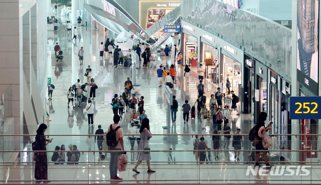 【인천공항=뉴시스】이영환 기자 = 개장 200일을 넘긴 인천공항 제2여객터미널 누적 이용객이 1000만명을 넘긴 7일 오전 인천국제공항 제2여객터미널 면세구역에서 여행객들이 이동하고 있다.인천국제공항공사는 개장 200일째인 5일 누적 이용객이 1000만명을 돌파했다고 밝혔다. 2018.08.07.&nbsp; 20hwan@newsis.com