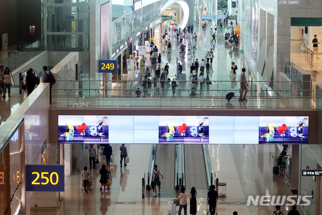 [인천공항=뉴시스]이영환 기자 = 인천국제공항 제2여객터미널 면세구역의 모습. 2020.03.25.  20hwan@newsis.com