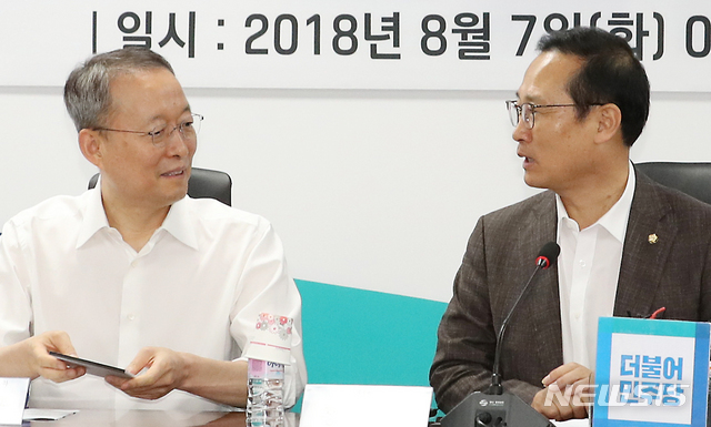 【서울=뉴시스】이종철 기자 = 7일 오전 서울 여의도 국회 의원회관에서 열린 폭염에 따른 '전기요금 지원대책' 당정협의에서 백운규 산업통상자원부 장관과 홍영표 원내대표가 의견을 나누고 있다. 2018.08.07. jc4321@newsis.com