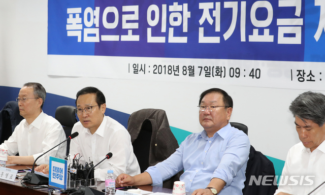 【서울=뉴시스】이종철 기자 = 7일 오전 서울 여의도 국회 의원회관에서 열린 폭염에 따른 '전기요금 지원대책' 당정협의에서 홍영표 원내대표가 모두발언을 하고 있다. 왼쪽부터 백운규 산업통상자원부 장관, 홍영표 원내대표, 김태년 정책위의장, 윤종원 청와대 경제수석비서관. 2018.08.07.jc4321@newsis.com