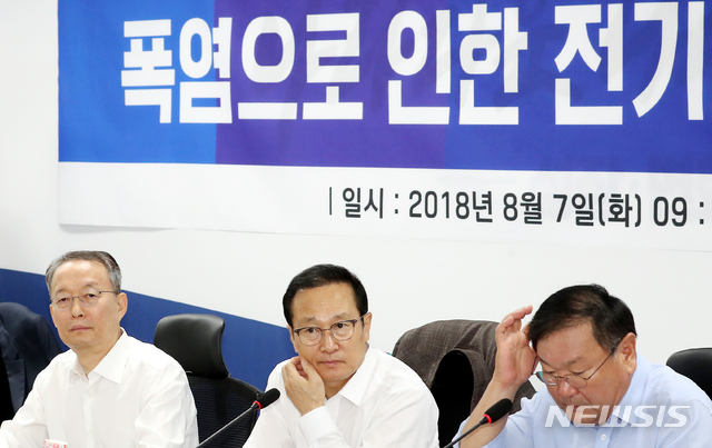 【서울=뉴시스】이종철 기자 = 7일 오전 서울 여의도 국회 의원회관에서 열린 폭염에 따른 '전기요금 지원대책' 당정협의에서 참석자들이 심각한 표정을 하고 있다. 왼쪽부터 백운규 산업통상자원부 장관, 홍영표 원내대표, 김태년 정책위의장. 2018.08.07. jc4321@newsis.com
