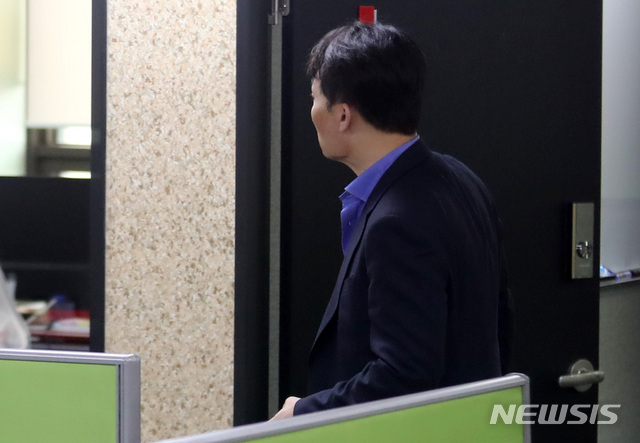 【서울=뉴시스】이영환 기자 = 경찰이 보물선으로 알려진 러시아 순양함 '돈스코이호' 투자 사기 의혹 사건과 관련해 신일그룹(현 신일해양기술)을 전격 압수수색중인 7일 오후 서울 영등포구 신일그룹 사무실에서 최용석 대표가 이동을 하고 있다. 2018.08.07.&nbsp; 20hwan@newsis.com