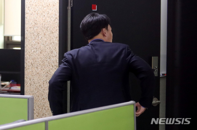 【서울=뉴시스】이영환 기자 = 경찰이 보물선으로 알려진 러시아 순양함 '돈스코이호' 투자 사기 의혹 사건과 관련해 신일그룹(현 신일해양기술)을 전격 압수수색중인 7일 오후 서울 영등포구 신일그룹에서 최용석 대표가 사무실에서 이동을 하고 있다. 2018.08.07. 20hwan@newsis.com