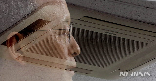 【서울=뉴시스】추상철 기자 =절기상 입추인 7일 오후 서울 종로구 정부서울청사 별관에서 누진제 완화 등 폭염에 따른 전기요금 지원 대책을 발표하는 백운규 산업통상자원부 장관 위로 에어컨이 보이고 있다. 2018.08.07. (사진= 다중노출 촬영) scchoo@newsis.com