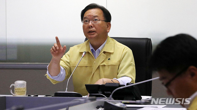 【서울=뉴시스】추상철 기자 = 7일 오후 서울 종로구 정부서울청사에서 김부겸 행정안전부 장관이 주재하는 전국 폭염 대책 점검 영상회의가 열리고 있다. 2018.08.07. scchoo@newsis.com