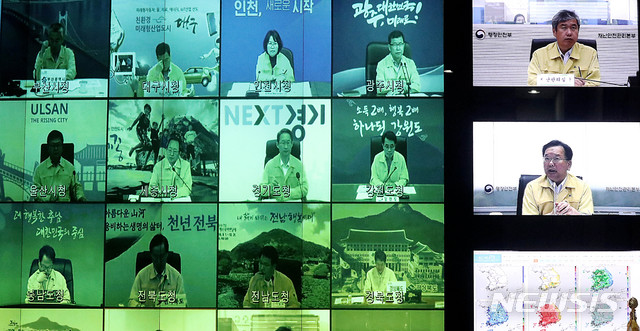 【서울=뉴시스】추상철 기자 = 7일 오후 서울 종로구 정부서울청사에서 김부겸 행정안전부 장관이 주재하는 전국 폭염 대책 점검 영상회의가 열리고 있다. 2018.08.07. scchoo@newsis.com