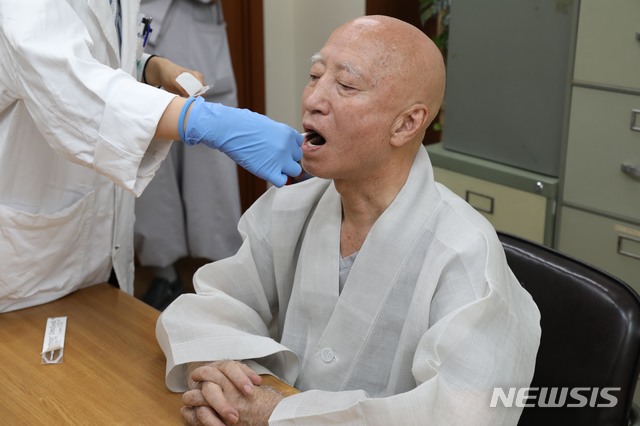 【서울=뉴시스】 대한불교조계종 총무원장 설정스님이 7일 서울의대 법의학교실에서 유전자 검사를 위해 구강 점막세포 채취를 하고 있다.&nbsp; 설정 스님은 숨겨둔 친딸이 있다는 의혹을 받고 있다. 2018.08.07. (사진=대한불교조계종 제공)&nbsp; photo@newsis.com
