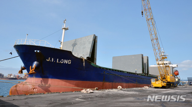 【포항=뉴시스】우종록 기자 = 7일 오후 경북 포항시 남구 포항신항 제7부두에 북한산 석탄을 실어 날랐다는 의혹을 받고 있는 진룽(Jin Long)호가 정박한 가운데 인부들이 석탄 하역작업을 하고 있다. 2018.08.07.&nbsp; wjr@newsis.com
