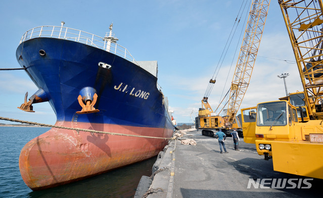 【포항=뉴시스】우종록 기자 = 7일 오후 경북 포항시 남구 포항신항 제7부두에 북한산 석탄을 실어 날랐다는 의혹을 받고 있는 진룽(Jin Long)호가 정박한 가운데 인부들이 석탄 하역작업을 하고 있다. 2018.08.07. wjr@newsis.com