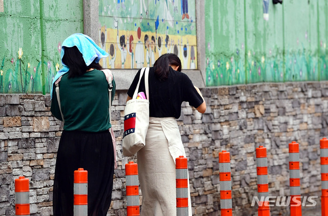 【광주=뉴시스】류형근 기자 = 광주·전남 지역의 폭염이 지속되고 있는 가운데 7일 오후 광주 남구 봉선동에 소나기가 내리자 우산을 준비못한 학생들이 수건 등을 이용해 비를 피하며 귀가를 서두르고 있다. 2018.08.07.&nbsp; hgryu77@newsis.com 