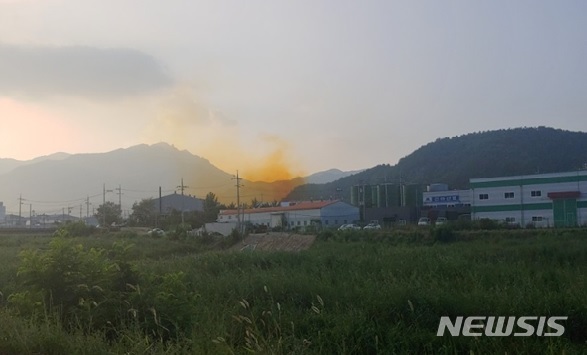 【안동=뉴시스】류상현 기자 = 지난 7일 오후 6시28분쯤 경북 칠곡군 약목면의 에프원케미칼 공장에서 황색 가스가 외부로 유출되고 있다. 2018.08.16 (사진=뉴시스 DB) photo@newsis.com
