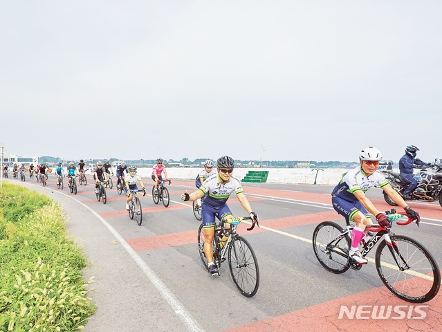 【제주=뉴시스】지난 2017년 열린 ‘제주국제사이클링페스티벌’ 참가자 모습. (사진=제주관광공사 제공)
