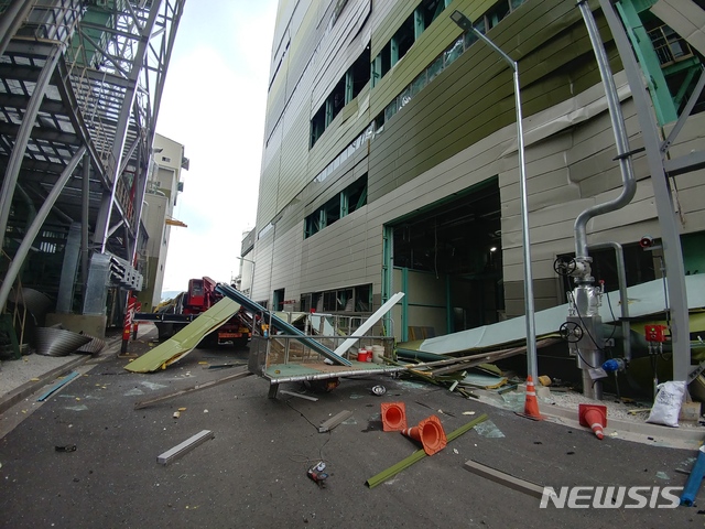 【포천=뉴시스】이경환 기자 = 8일 오전 8시48분께 경기 포천시 신북면의 한 화력발전소에서 폭발 사고가 나 1명이 숨지고 3명이 다쳤다. 2018.08.08.(사진=포천소방서 제공) lkh@newsis.com