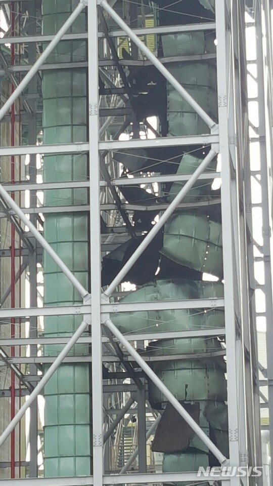 【포천=뉴시스】이경환 기자 = 8일 오전 8시48분께 경기 포천시 신북면의 한 화력발전소에서 폭발 사고가 나 1명이 숨지고 3명이 다쳤다. 2018.08.08.(사진=포천소방서 제공) lkh@newsis.com