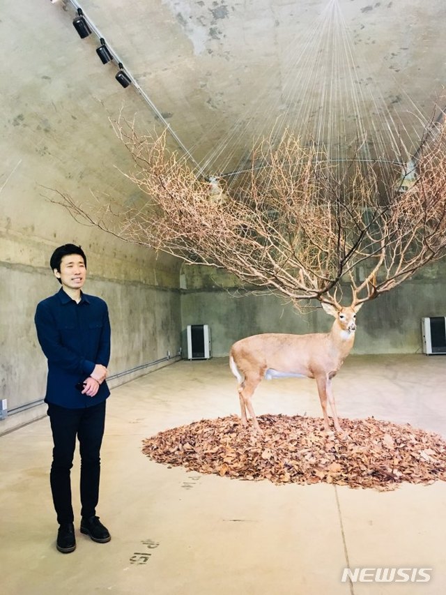 【서울=뉴시스】 박현주 미술전문기자 = 나무처럼 자라난 뿔이 압도적인 사슴 한마리가 탄약고를 초현실적인 분위기의 공간으로 변모시켰다. 김명범 작가가 국내에 첫 공개하는 '놀이터' 시리즈 신작이다.