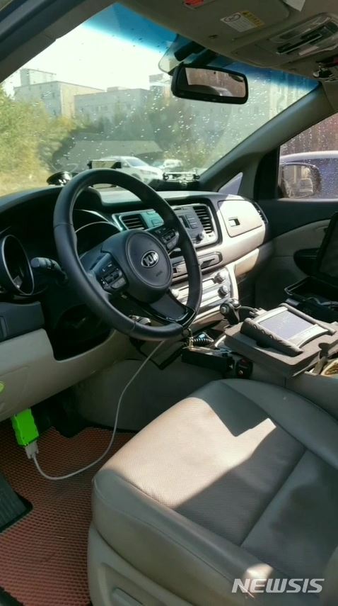 【서울=뉴시스】자동차의 OBD(On Board Diagnostics, 운행기록 자가진단기) 장치에 연결해 주행거리를 변경할 수 있는 차량 진단기 '디아그프로그­4'를 이용, 주행거리를 조작하고 있는 모습. (사진=서울경찰청 광역수사대 제공) 2018.08.09.