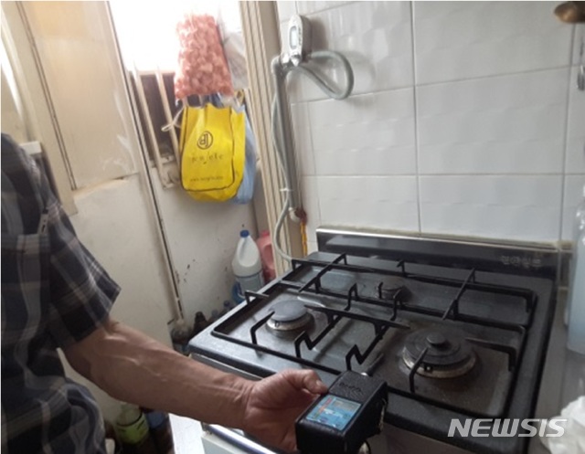 【서울=뉴시스】동작구는 다음달 9월까지 재난취약가구의 전기·가스 안전점검과 시설정비를 지원한다고 8일 밝혔다. 2018. 08.08. (사진=동작구 제공)
