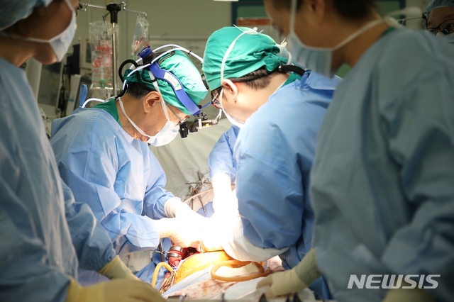 서울아산병원, '꿈의 수술' 2대1 생체간이식 500례 돌파