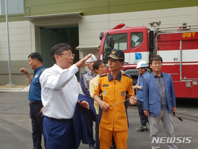 【포천=뉴시스】배성윤 기자 = 이화영 경기도 평화부지사가 8일 폭발사고로 5명이 사상자가 발생한 경기도 포천 GS 화력발전소 현장을 찾아 수습 대책을 지휘하고 있다. 2018.08.08.(사진=경기도 북부청 제공) photo@newsis.com