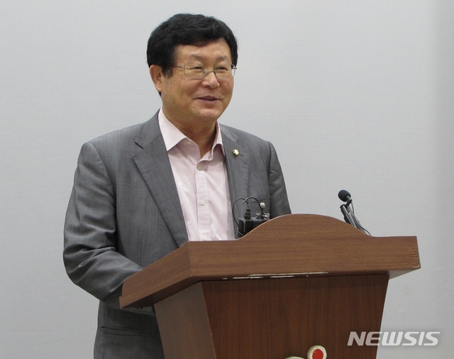 【청주=뉴시스】천영준 기자 = 더불어민주당 최고위원 출마에 나선 설훈(경기 부천 원미구을) 의원은 8일 충북도청 브리핑룸에서 기자회견을 열고 남북관계 개선이 침체된 한국경제를 살리는 역할을 할 것이라고 밝혔다. 2018.8.8. yjc@newsis.com