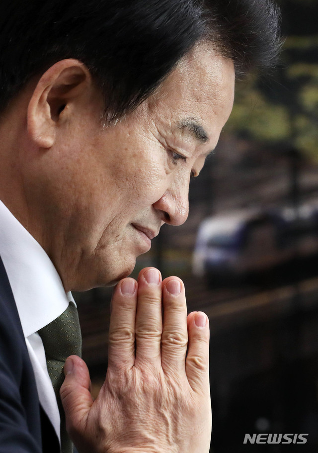 【서울=뉴시스】홍효식 기자 = 민주평화당 정동영 신임 대표가 지난 7일 오후 서울 여의도 국회 의원회관 사무실에서 뉴시스와 인터뷰를 하던 중 생각에 잠겨있다. 2018.08.08. yesphoto@newsis.com