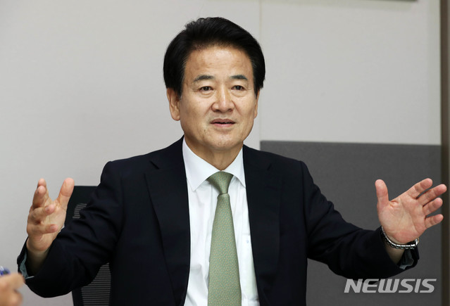 【서울=뉴시스】홍효식 기자 = 민주평화당 정동영 신임 대표가 지난 7일 오후 서울 여의도 국회 의원회관 사무실에서 뉴시스와 인터뷰를 하고 있다. 2018.08.08. yesphoto@newsis.com