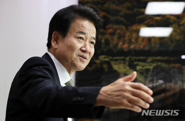 【서울=뉴시스】홍효식 기자 = 민주평화당 정동영 신임 대표가 지난 7일 오후 서울 여의도 국회 의원회관 사무실에서 뉴시스와 인터뷰를 하고 있다. 2018.08.08. yesphoto@newsis.com