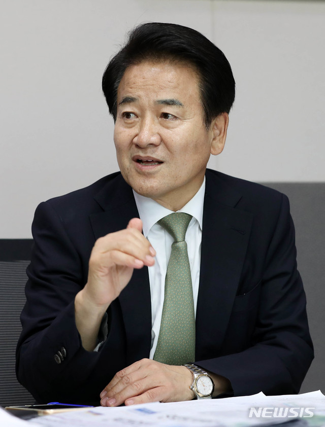 【서울=뉴시스】홍효식 기자 = 민주평화당 정동영 신임 대표가 지난 7일 오후 서울 여의도 국회 의원회관 사무실에서 뉴시스와 인터뷰를 하고 있다. 2018.08.08. yesphoto@newsis.com