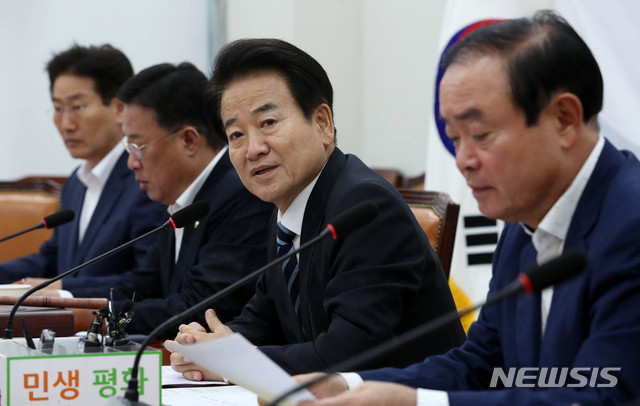 【서울=뉴시스】홍효식 기자 = 민주평화당 정동영 대표가 8일 오전 서울 여의도 국회에서 열린 최고위원-국회의원 연석회의에 참석해 모두발언을 하고 있다. 왼쪽부터 허영, 유성엽 최고위원, 정동영 대표, 장병완 원내대표. 2018.08.08. yesphoto@newsis.com