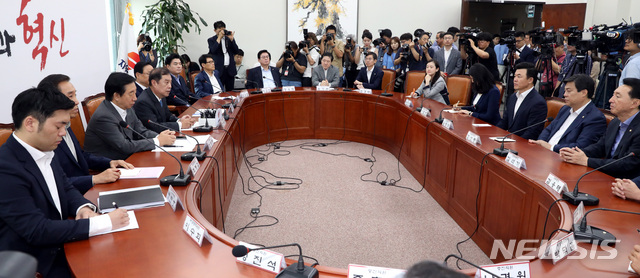 【서울=뉴시스】박영태 기자 = 8일 오전 서울 영등포구 여의도 국회에서 진행된 자유한국당 비대위원장 및 비대위원-중진의원 연석회의에서 김병준 비대위원장이 발언하고 있다. 2018.08.08.since1999@newsis.com