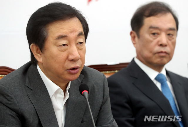 【서울=뉴시스】박영태 기자 = 8일 오전 서울 영등포구 여의도 국회에서 진행된 자유한국당 비대위원장 및 비대위원-중진의원 연석회의에서 김성태 원내대표가 발언을 하고 있다. 2018.08.08.since1999@newsis.com