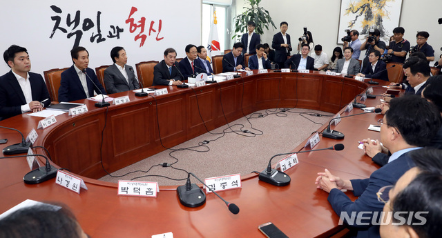 【서울=뉴시스】박영태 기자 = 8일 오전 서울 영등포구 여의도 국회에서 진행된 자유한국당 비대위원장 및 비대위원-중진의원 연석회의에서 김병준 비대위원장이 발언하고 있다. 2018.08.08.since1999@newsis.com