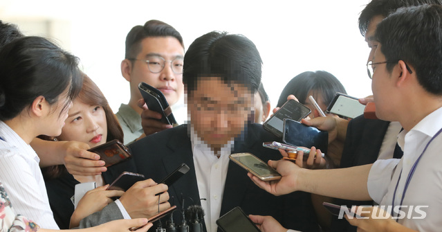 【서울=뉴시스】전진환 기자 = 법관사찰 등 의혹 문건 다수를 작성한 의혹을 받고 있는 김모 창원지법 마산지원 부장판사(전 법원행정처 심의관)가 8일 오전 서울 서초구 서울중앙지검에 출석하고 있다. 2018.08.08. amin2@newsis.com