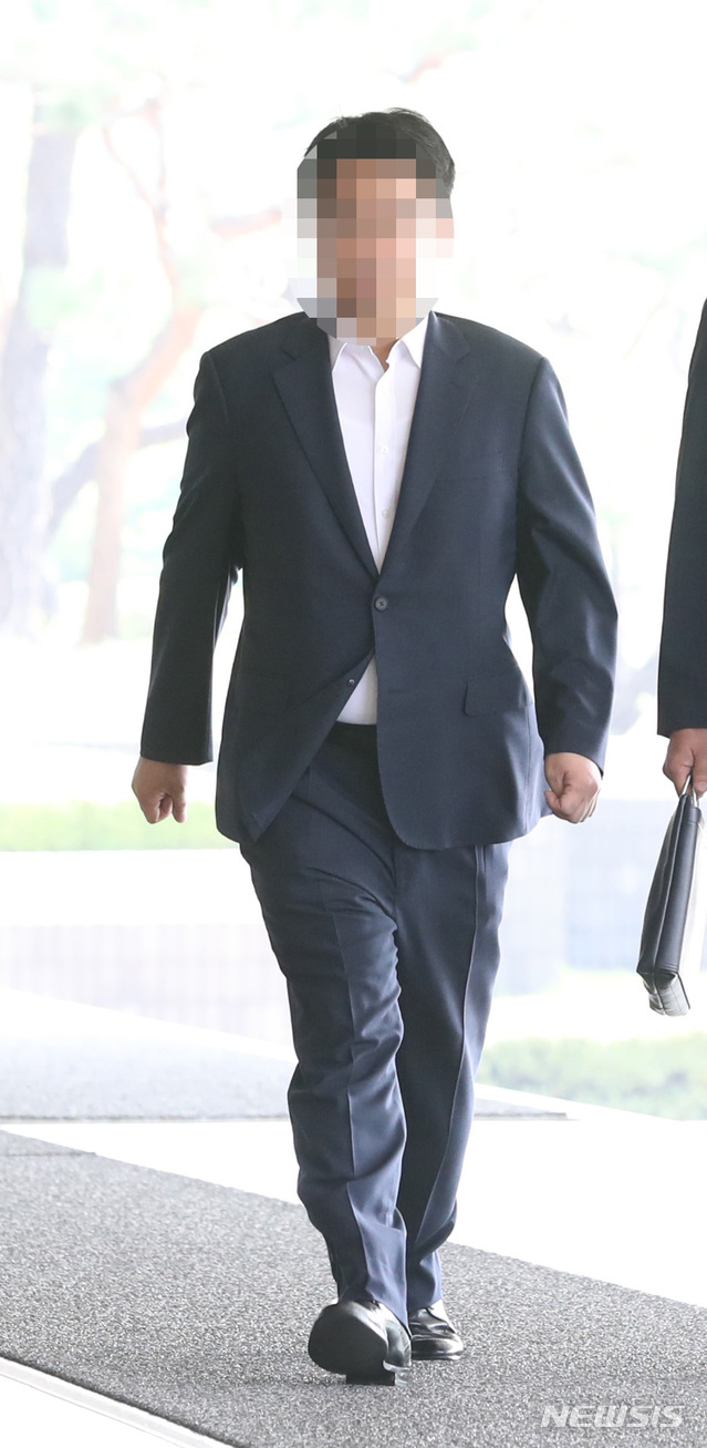 【서울=뉴시스】전진환 기자 = 법관사찰 등 의혹 문건 다수를 작성한 의혹을 받고 있는 김모 창원지법 마산지원 부장판사(전 법원행정처 심의관)가 지난 8일 오전 서울 서초구 서울중앙지검에 출석하고 있다. 2018.08.08. amin2@newsis.com