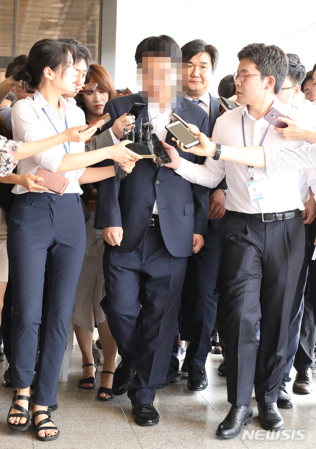 【서울=뉴시스】전진환 기자 = 법관사찰 등 의혹 문건 다수를 작성한 의혹을 받고 있는 김모 창원지법 마산지원 부장판사(전 법원행정처 심의관)가 8일 오전 서울 서초구 서울중앙지검에 출석하고 있다. 2018.08.08.&nbsp; amin2@newsis.com 