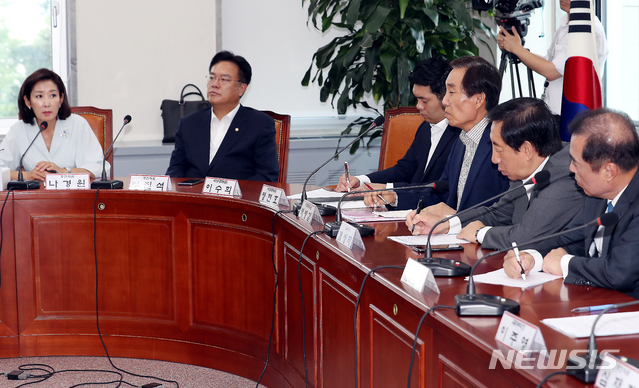 【서울=뉴시스】이종철 기자&nbsp; = 8일 오전 서울 여의도 국회에서 열린 자유한국당 비대위원장 및 비대위원-중진의원 연석회의에서 나경원 의원이 북한산 석탄 반입논란과 관련 요구사항을 말하고 있다. 2018.08.08.&nbsp; jc4321@newsis.com