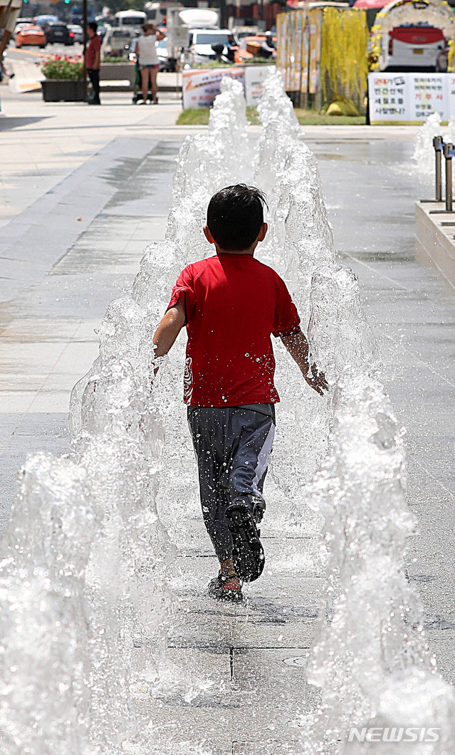 낮 최고 35도 오늘도 더워요…소나기 더위 못 식혀