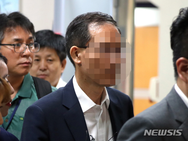 【서울=뉴시스】전진환 기자 = 드루킹의 최측근인 도모 변호사가 8일 오전 서울 서초동 서울중앙지법에서 영장실질심사를 마치고 나오고 있다. 2018.08.07. amin2@newsis.com