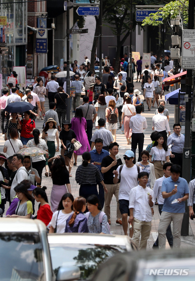 【서울=뉴시스】추상철 기자 = 서울시의 '2018 상반기 서울시 외래관광객 실태조사' 결과 외국인 관광객 10명 중 9명이 서울을 다시 방문할 의향이 있는 것으로 나타났으며 명동을 가장 많이 방문한 것으로 나타났다. 8일 오전 서후 중구 명동거리에는 외국인 관광객으로 붐비고 있다. 2018.08.08. scchoo@newsis.com