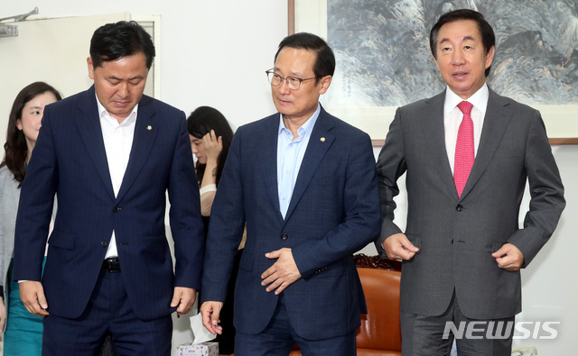 【서울=뉴시스】박영태 기자 = 8일 오후 서울 영등포구 여의도 국회 운영위원장실에서 진행된 교섭단체 3당 원내대표 회동에서 기념촬영을 하고 있다. 왼쪽부터 김관영 바른미래당, 홍영표 더불어민주당, 김성태 자유한국당 원내대표. 2018.08.08. since1999@newsis.com