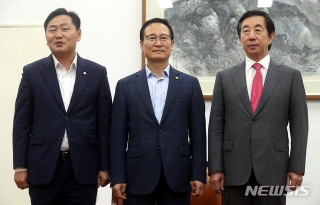 【서울=뉴시스】박영태 기자 = 8일 오후 서울 영등포구 여의도 국회 운영위원장실에서 진행된 교섭단체 3당 원내대표 회동에서 기념촬영을 하고 있다. 왼쪽부터 김관영 바른미래당, 홍영표 더불어민주당, 김성태 자유한국당 원내대표. 2018.08.08. since1999@newsis.com